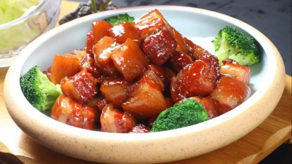 客家红焖肉是客家人的一道经典名菜,口感肥而不腻,软糯香甜,是老少