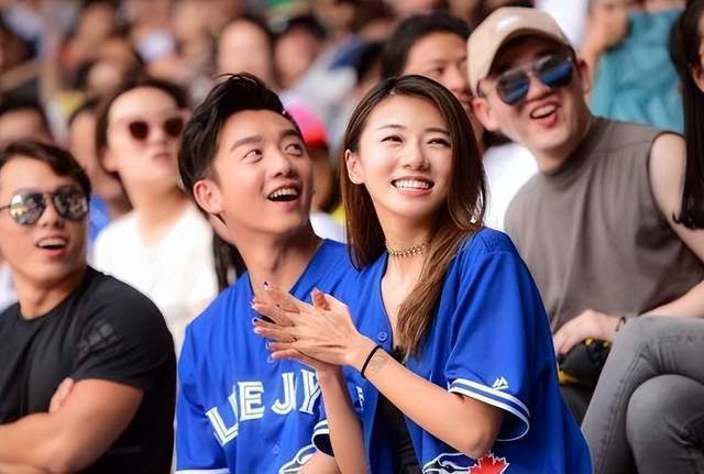 郑恺与苗苗婚后生活平淡幸福,前任程晓玥晒孕期状态_腾讯新闻