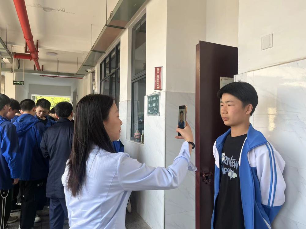 汨罗市人社局为职业中专学校年满16周岁学生免费办理社保卡