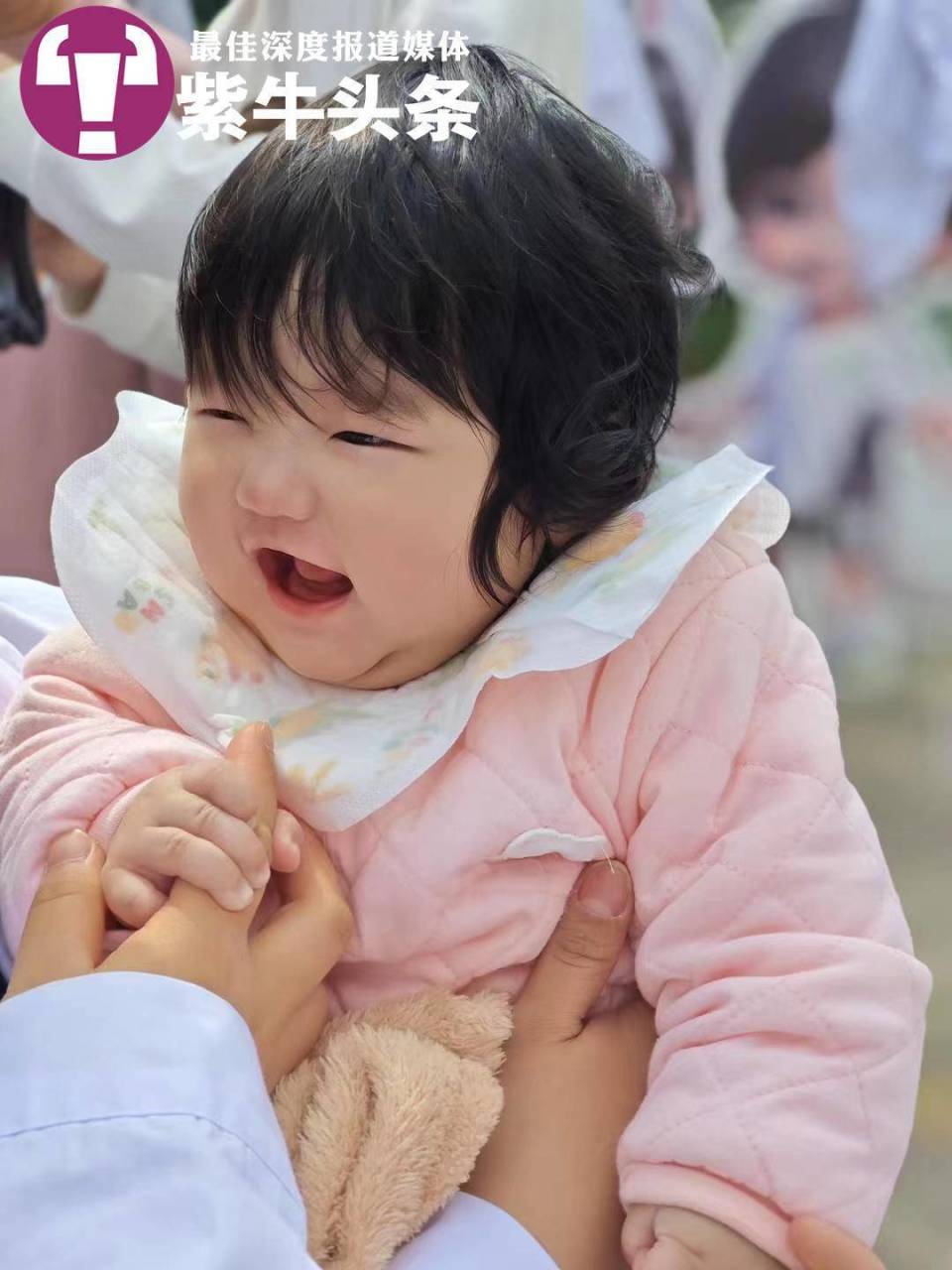 【紫牛头条】90后宝妈带娃第二次上大学,宝宝在教室里不哭不闹成"班宠