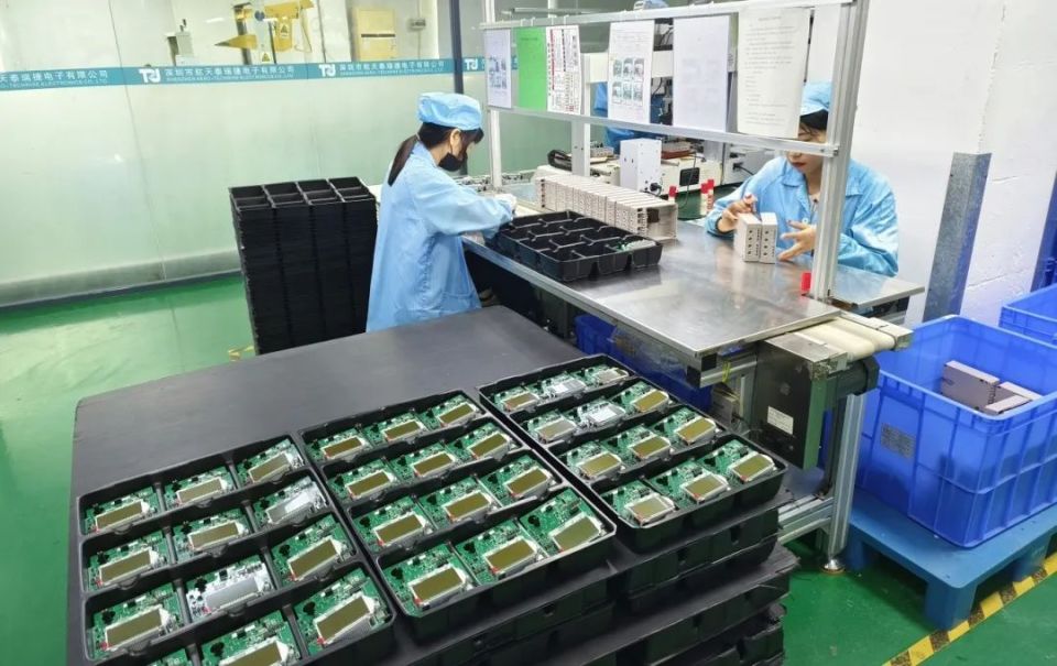 所属航天泰瑞捷制造车间内,机声隆隆,生产设备开足马力全力运转,一片