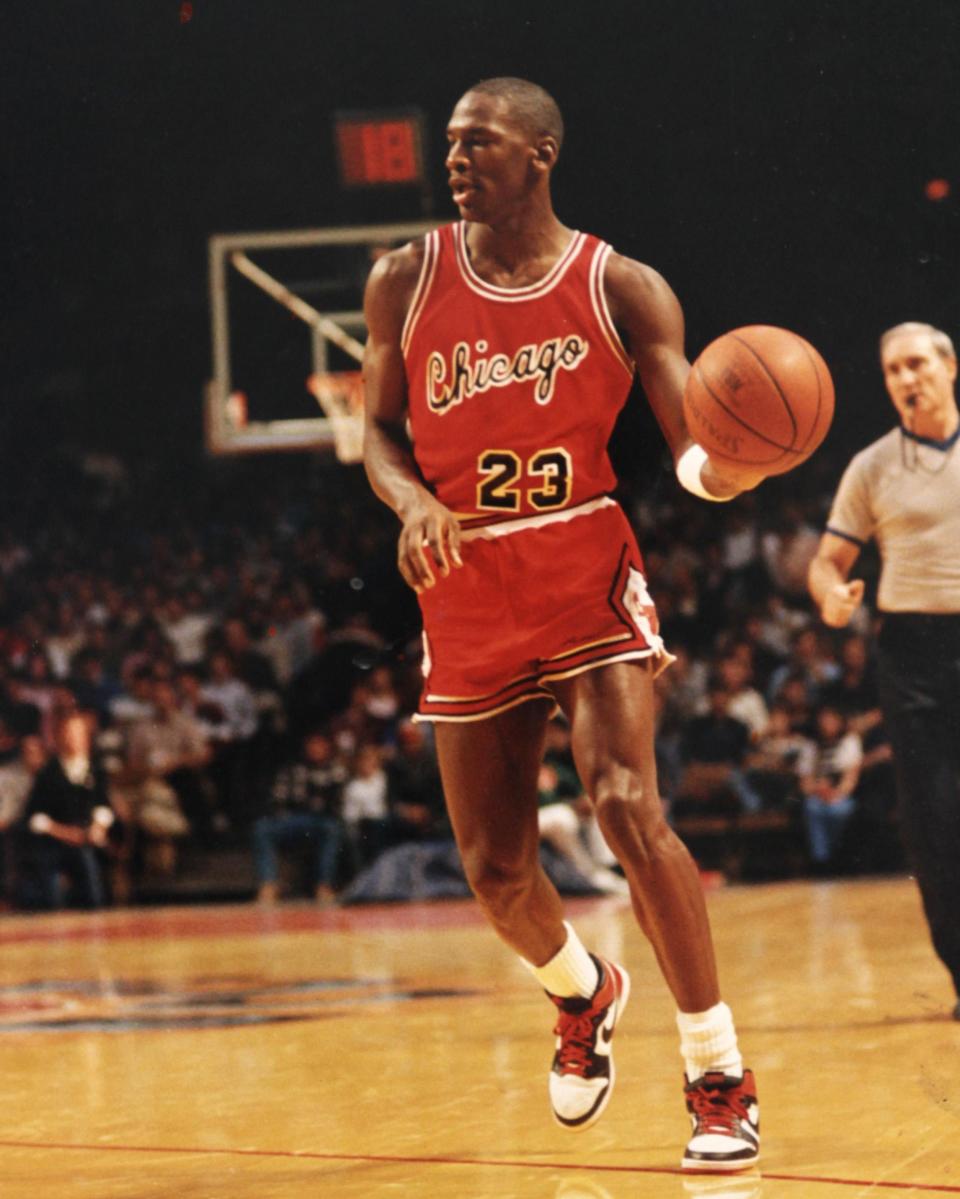 1984年的nba选秀大会上被芝加哥公牛队以首轮第三顺位选中,当年的状元