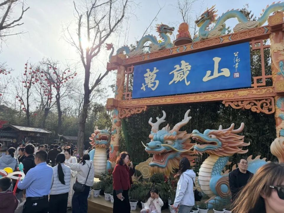 开封万岁山，如何让游客甘愿排队？_腾讯新闻