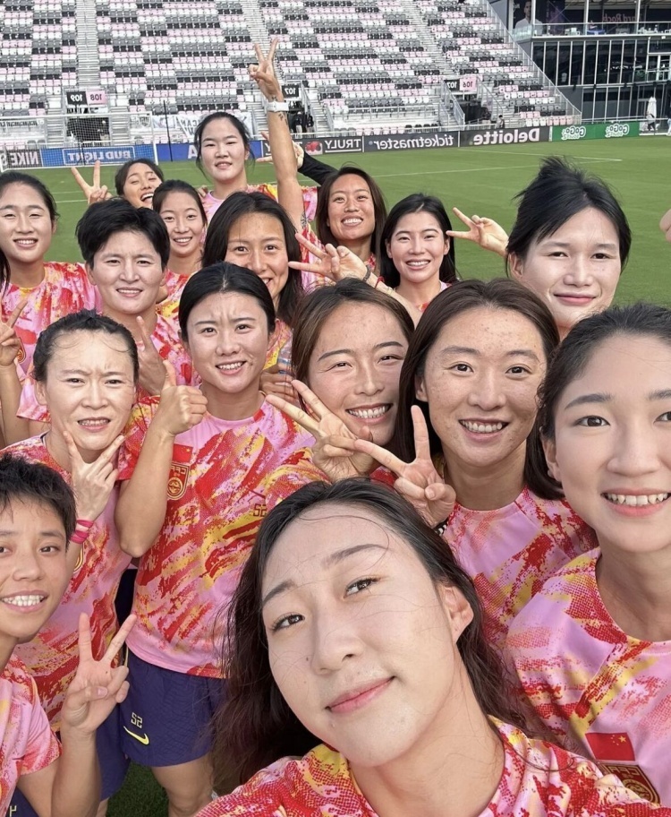 中国女足国脚王妍雯晒赴美拉练照:享受迈阿密的阳光_腾讯新闻