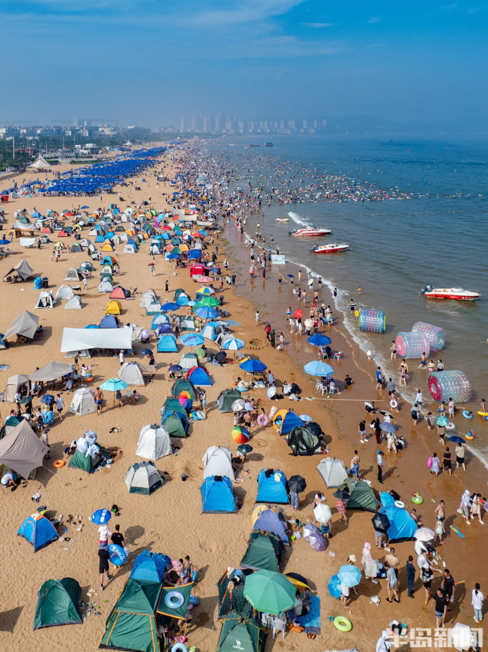 桑拿天"煮饺子",金沙滩浴场"人从众"