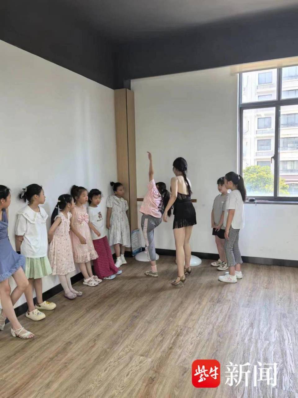 活动中,来自杨舍镇舞蹈学校的优秀舞者徐灵向参加活动的青少年普及