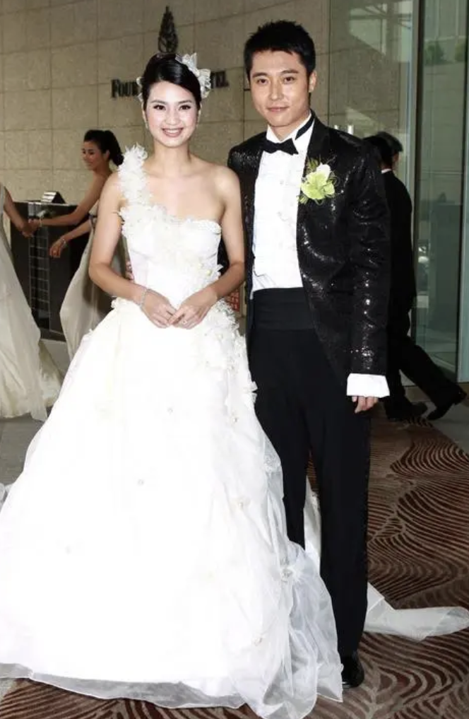 恋爱脑的洪欣被渣男渣了又渣跟张丹峰的感情和婚姻状态成谜