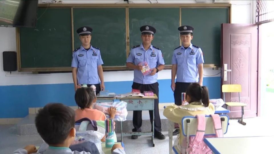 爱店边境派出所社区民警李政表示,"六一"儿童节到来之际,派出所社区