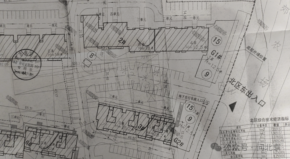 昌平这小区消防通道标识突然被涂抹掉了,车辆乱停乱放