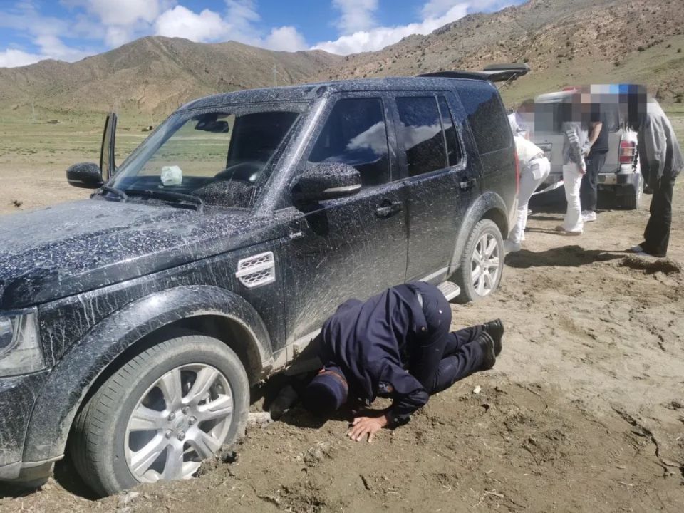 【暖心闻】车辆深陷湖边  民警暖心救援