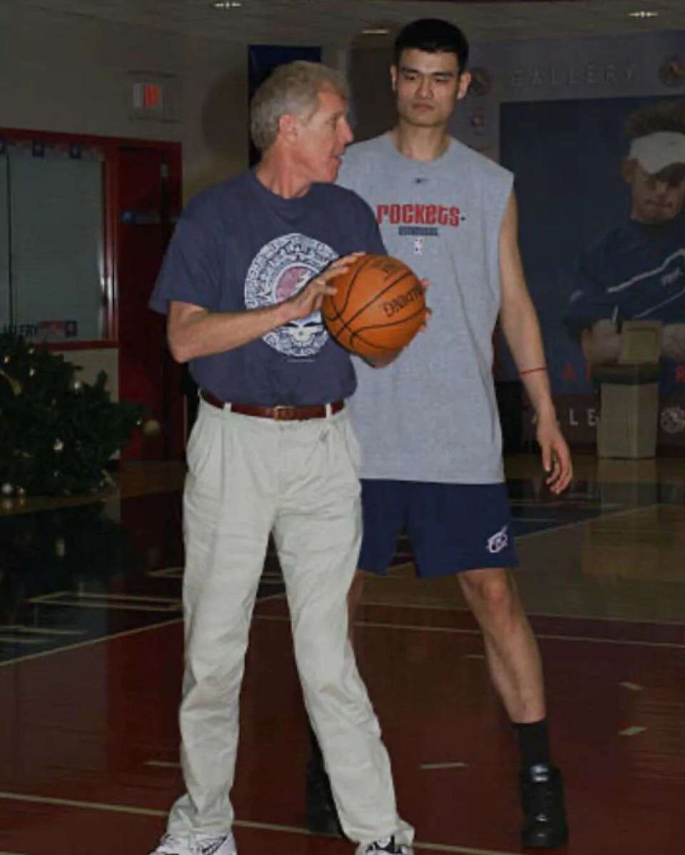 多位nba名宿发声追悼除nba官方外,贾巴尔,伯德,魔术师约翰逊等名宿也
