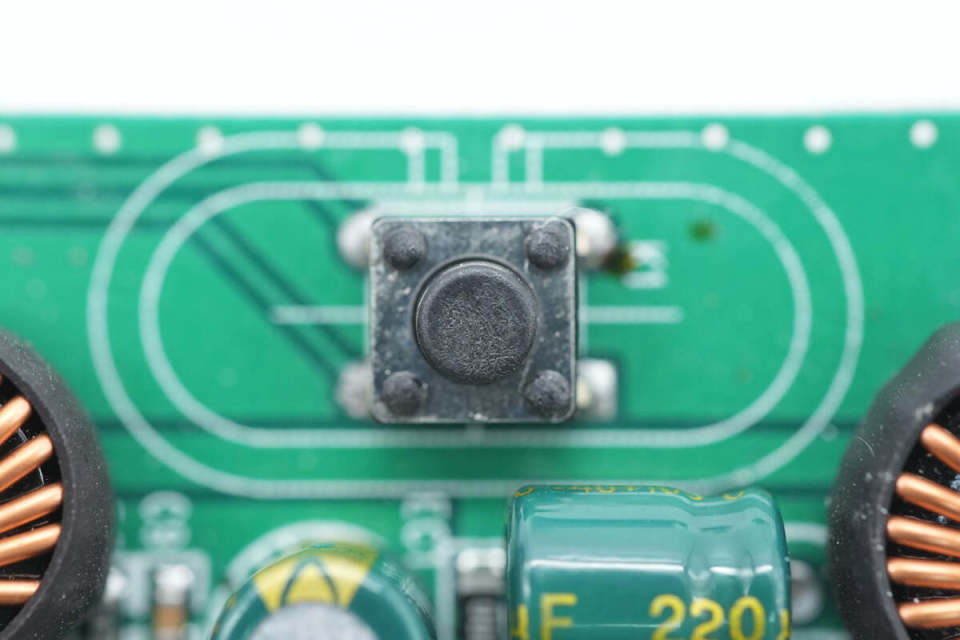 满足无人机和小设备使用,小牛电动300w锂电池纯正弦波逆变器拆解