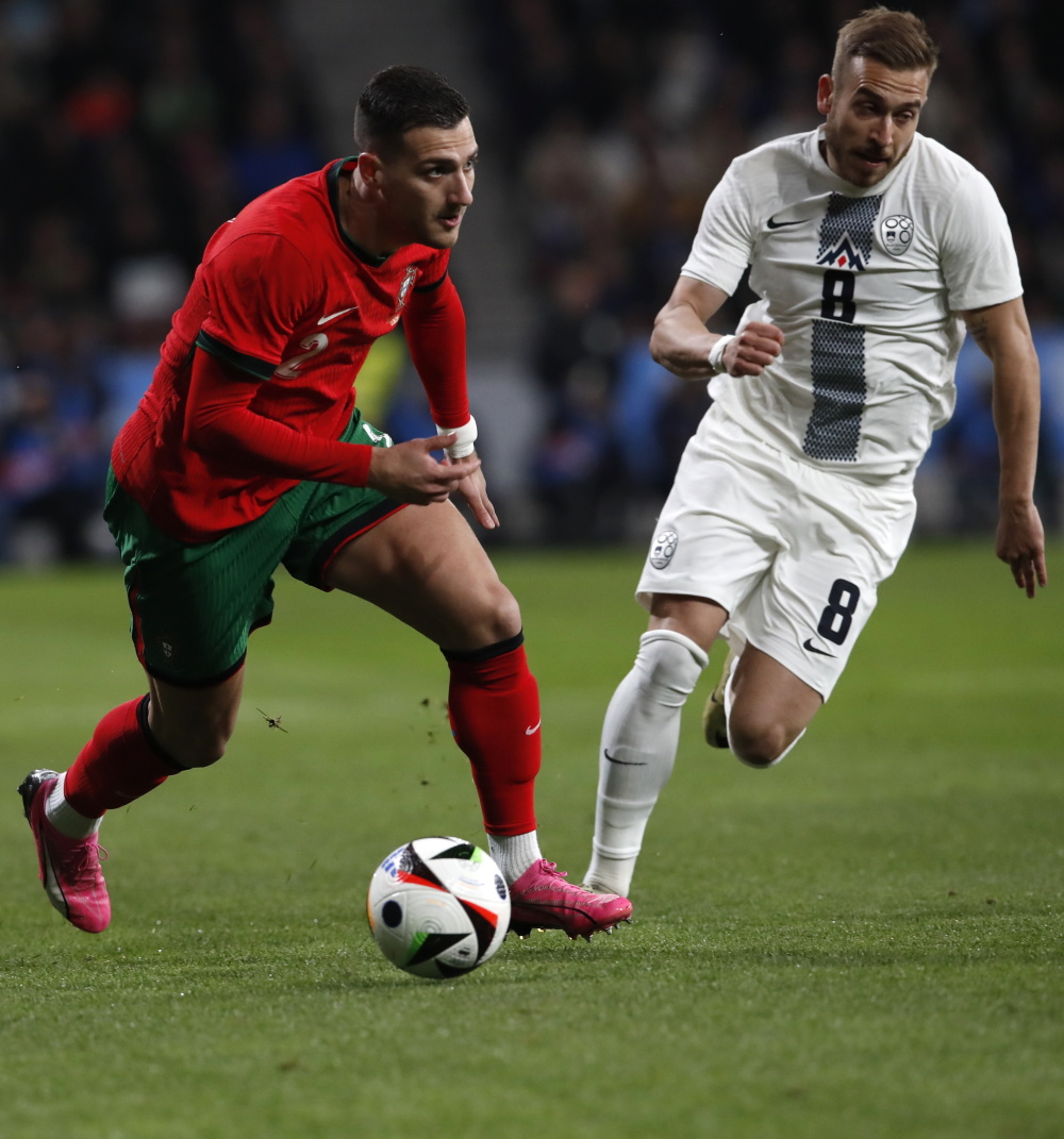 足球——友谊赛:斯洛文尼亚胜葡萄牙