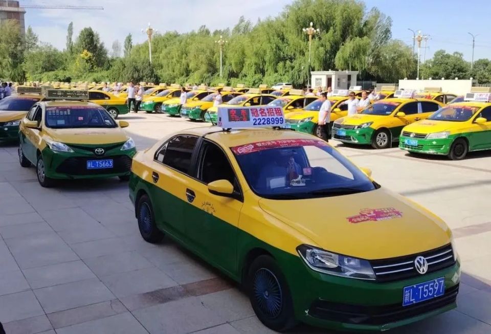 为梦护航 一路有我"出租车免费接送高考生公益活动启动仪式