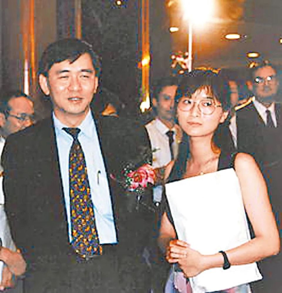 王永庆长子与小50岁女大生对簿公堂，非婚产子掀风暴_腾讯新闻