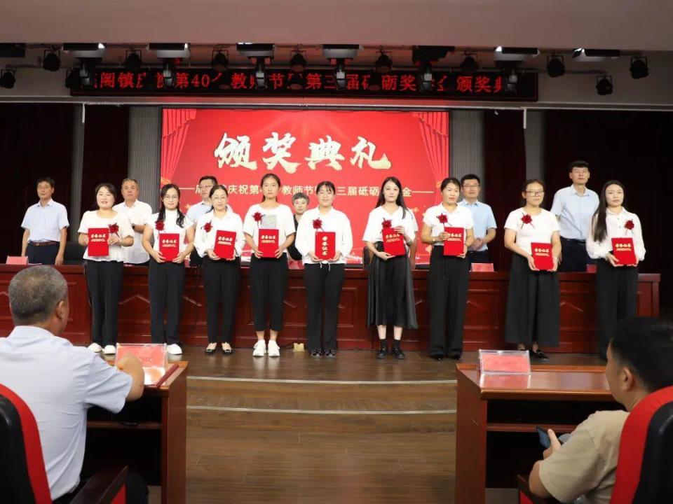 男主人胯下突发意外引围观，现场混乱不堪路人纷纷驻足，竟因裤裆撕裂尴尬至极引发哄笑，后续处理结果令众人唏嘘不已。