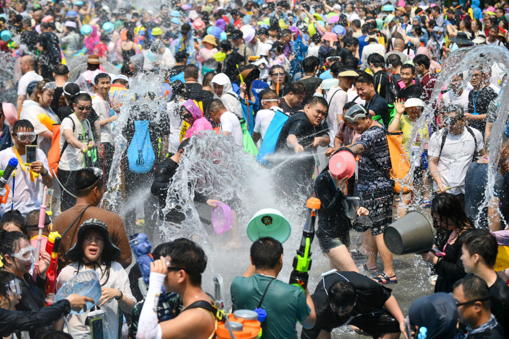 泼水节放高升图片图片