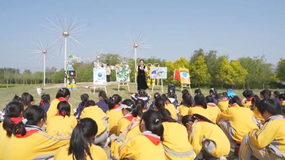 近日,在聊城市茌平区金牛湖国家湿地公园,来自茌平区实验小学和第二