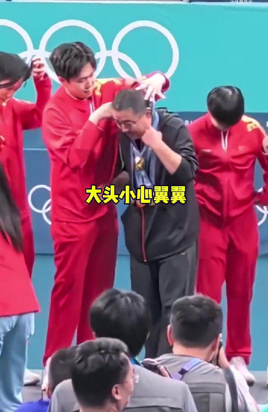 笑喷！男女乒给刘国梁戴金牌，马龙偷偷把金牌揣兜里，刘月半：不缺你那块！_腾讯新闻