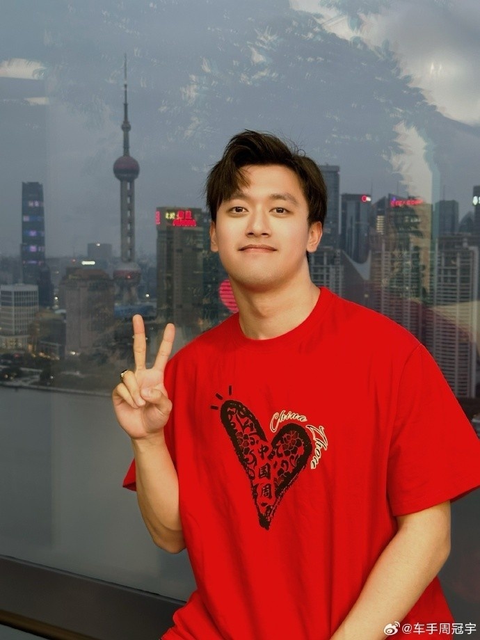 家里还有个主子?周冠宇社媒晒照:回来撸个玉米粒继续工作_腾讯新闻