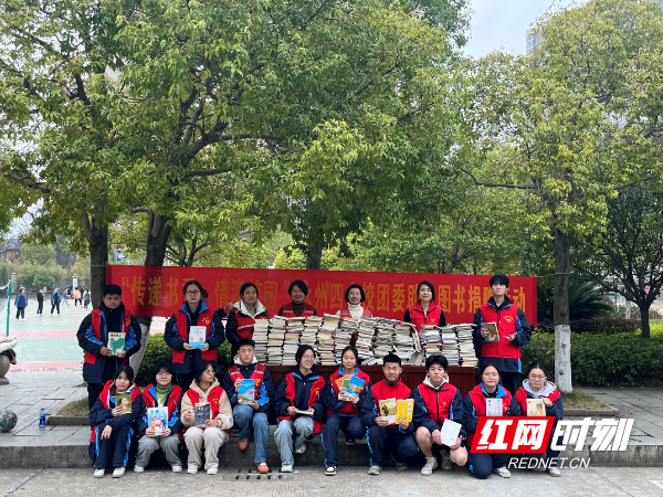 永州四中团委携手民盟四中支部开展图书捐赠活动
