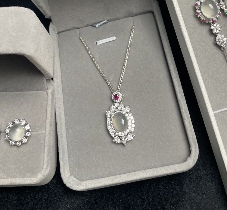 520送礼首选 |亿万年前的浪漫!让她爱不释手的"白月光"首饰,太好看啦