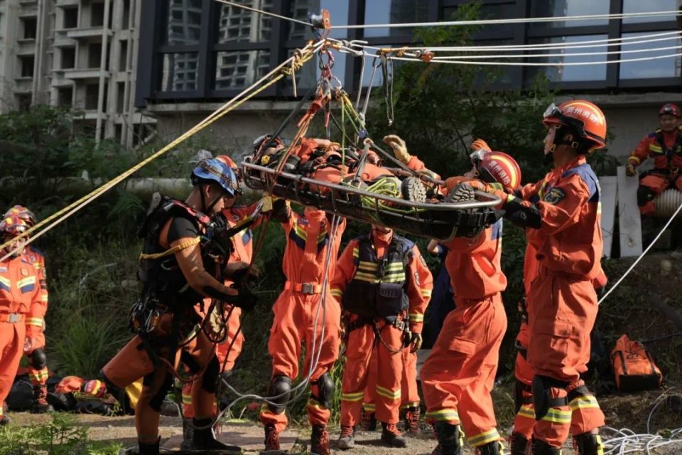 黔西南消防救援支队轻型地震救援队"两高一长"为救援行动画上完美句号
