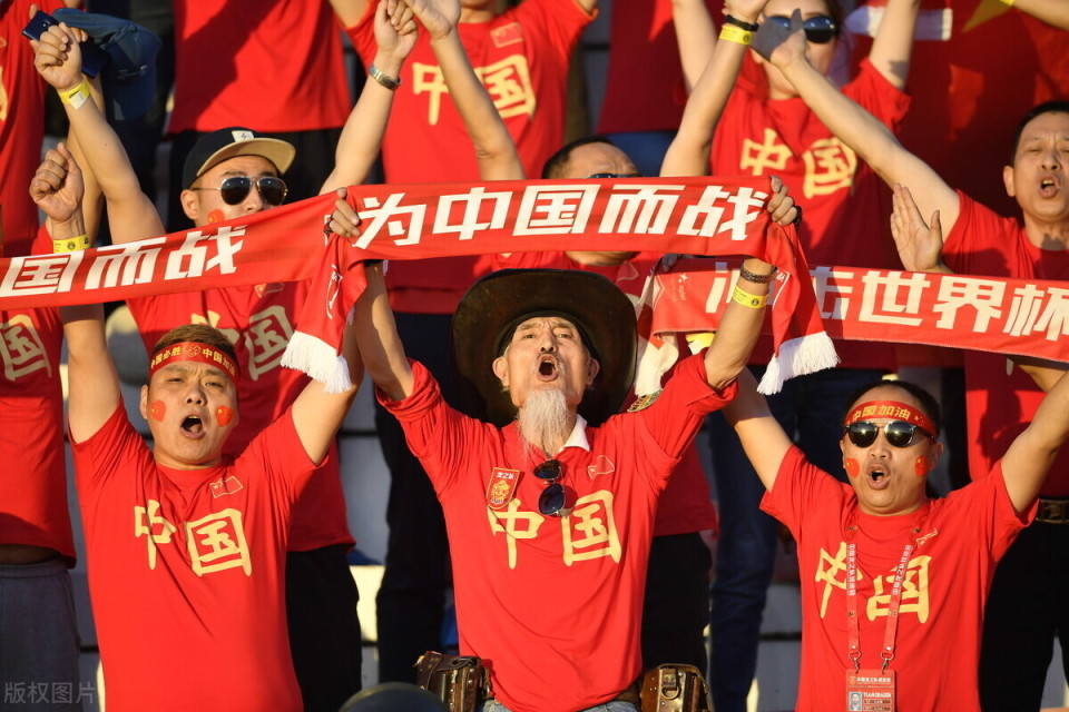 总会早早地聚集在一起,穿上代表国家队的红色球衣,高唱国歌,挥舞国旗