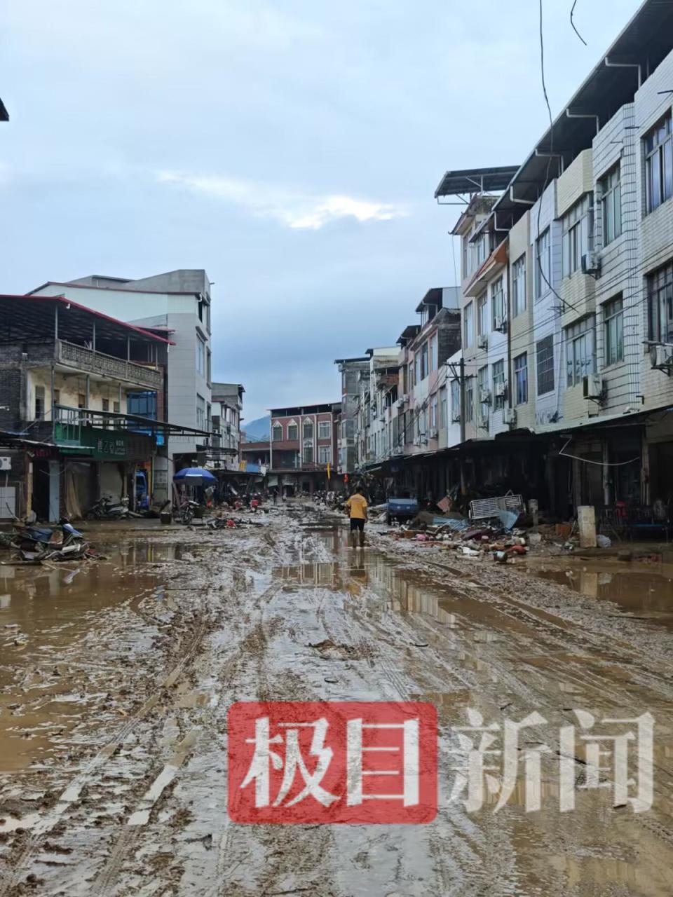 探访蛇出逃的村庄：多名村民看见洪水中有蛇，有人被蛇咬伤，因路断了救护车进不来_腾讯新闻