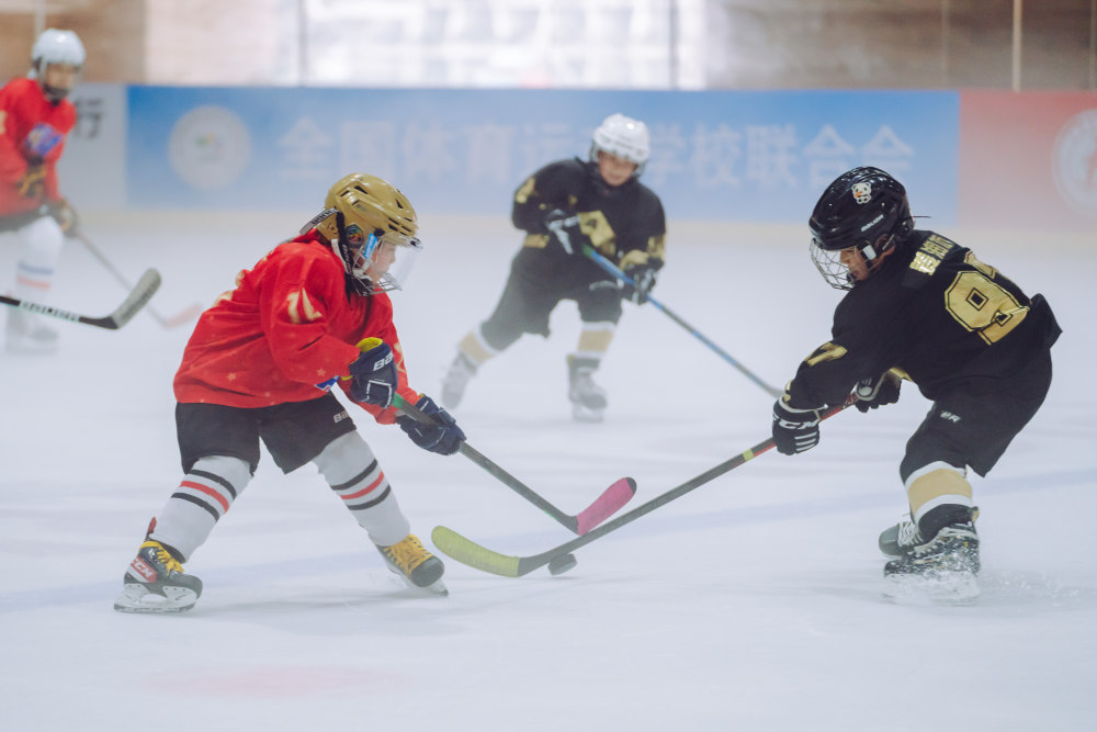 第三届中国青少年冰球联赛成都赛区鸣哨开赛