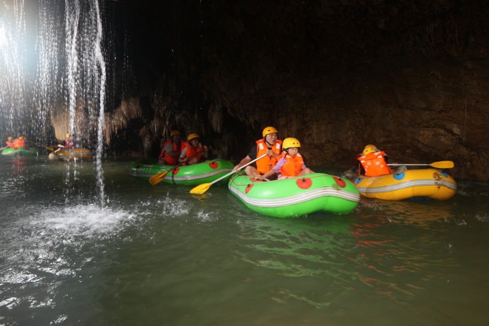 贵州黄平:夏日"漂流热" 游客避暑觅清凉