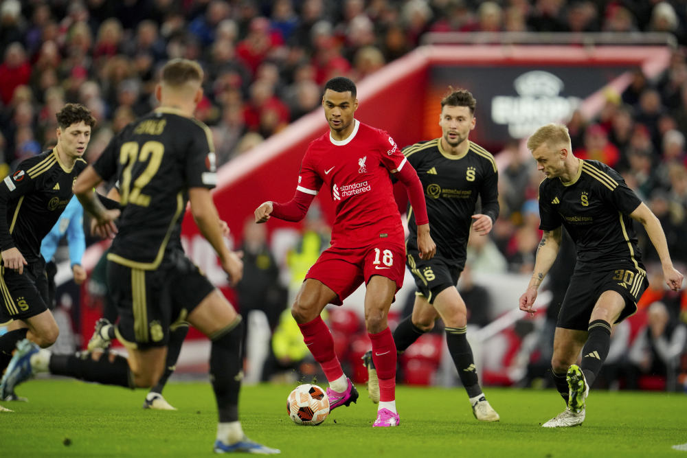 3月14日,利物浦队球员加克波(中)在比赛中.新华社/美联