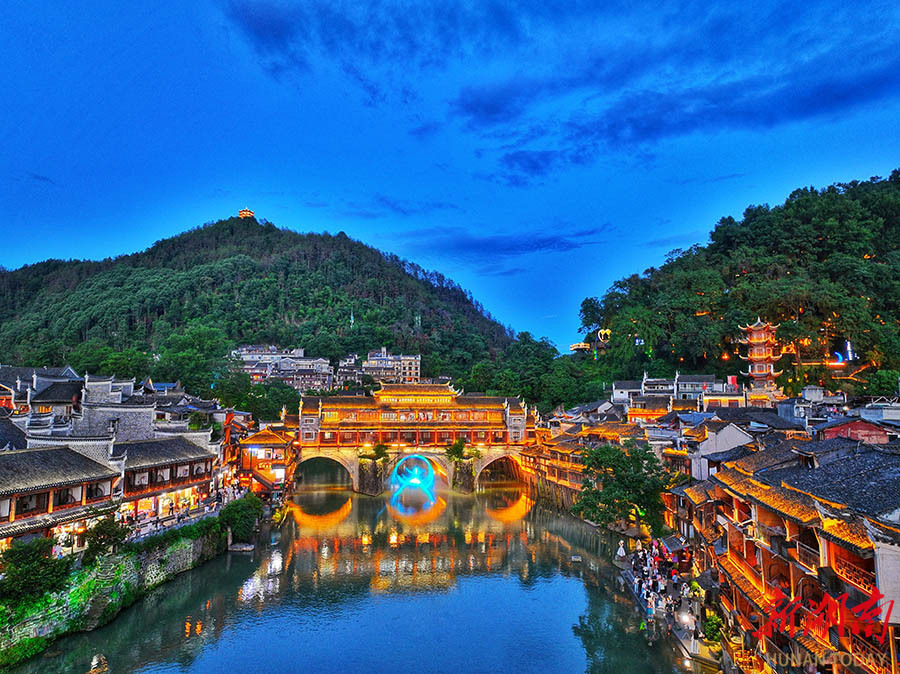 凤凰古城迎旅游高峰
