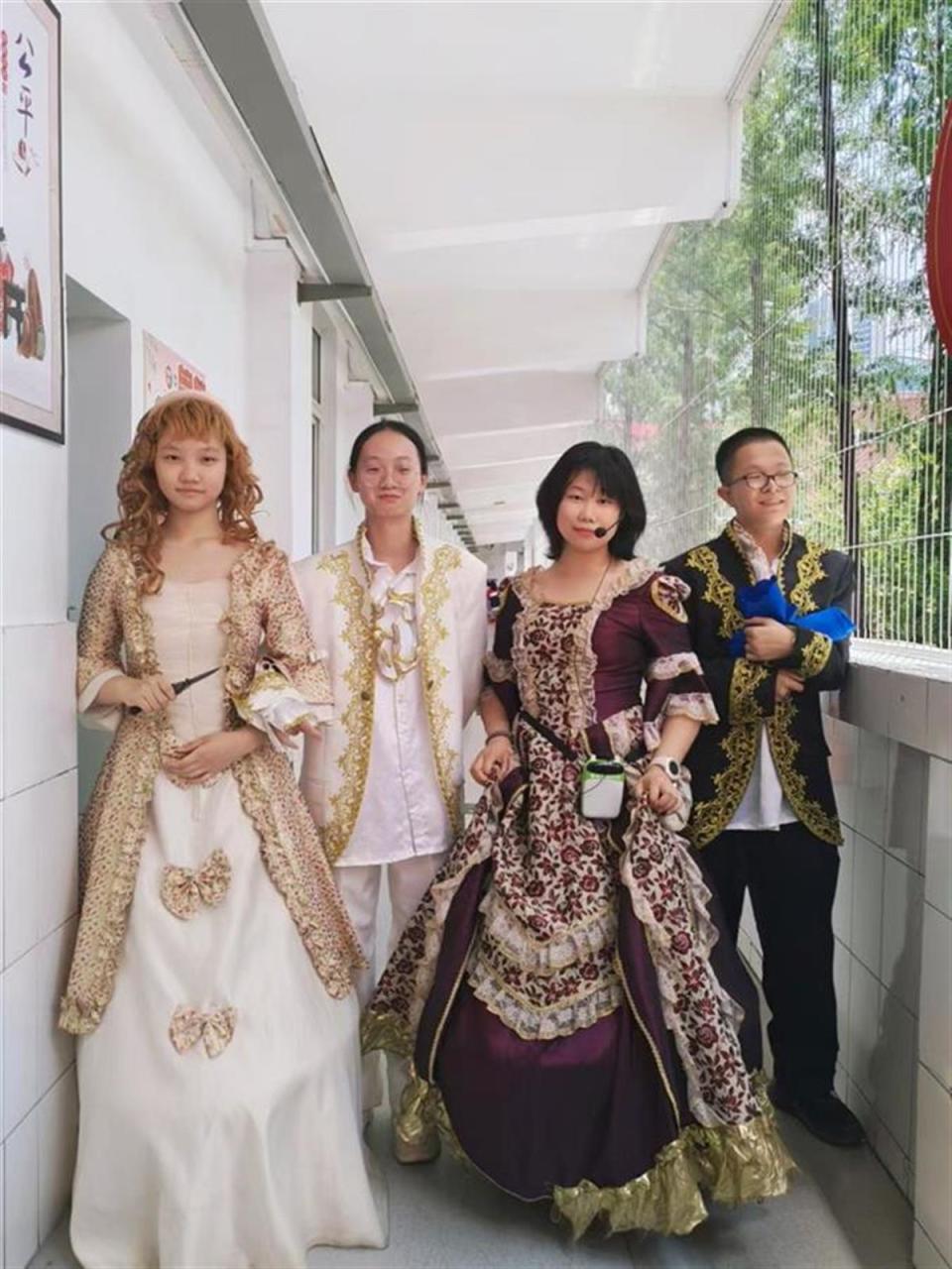 《睡美人》剧组演员旁白演员邓雅桐同学说:"平时老师经常在课堂上组织