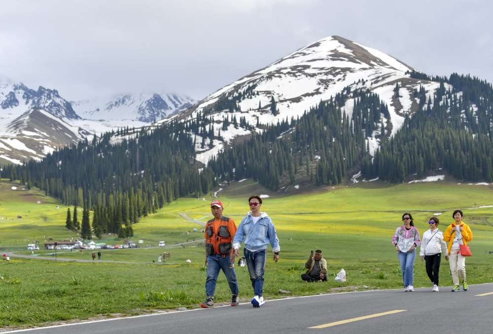 新华社记者 王菲 摄5月19日,游客在位于新疆新源县的那拉提旅游风景区