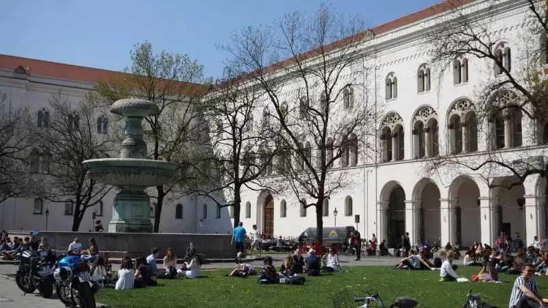 当年我第一次前往德国旅行时,尝试找过大学,却找不到想象中的校园