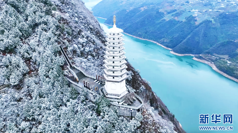 重庆巫山春雪润峡江