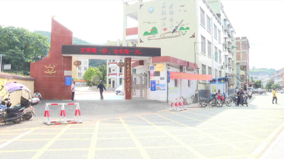 小学生竟然在学校门口在永春县玉斗中心小学近日熊孩子能有多少个心眼