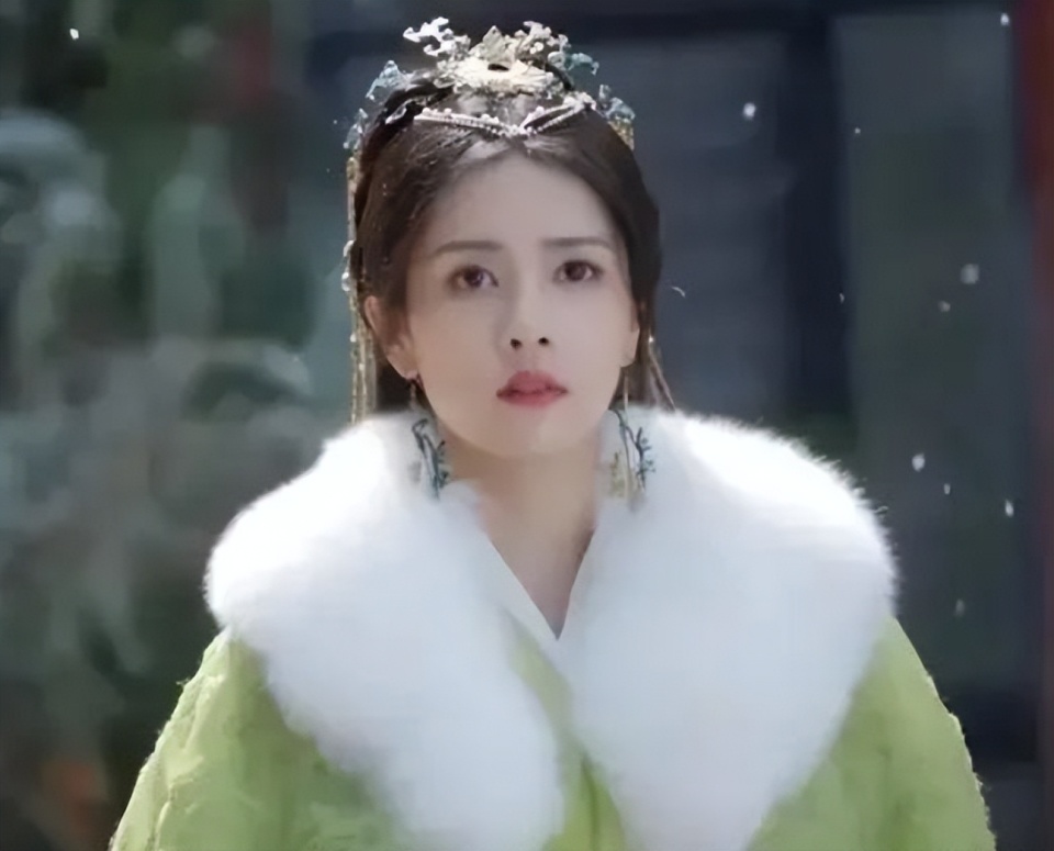 同样硬演"绝世美人",将33岁吴谨言跟29岁白鹿放一起,差距明显