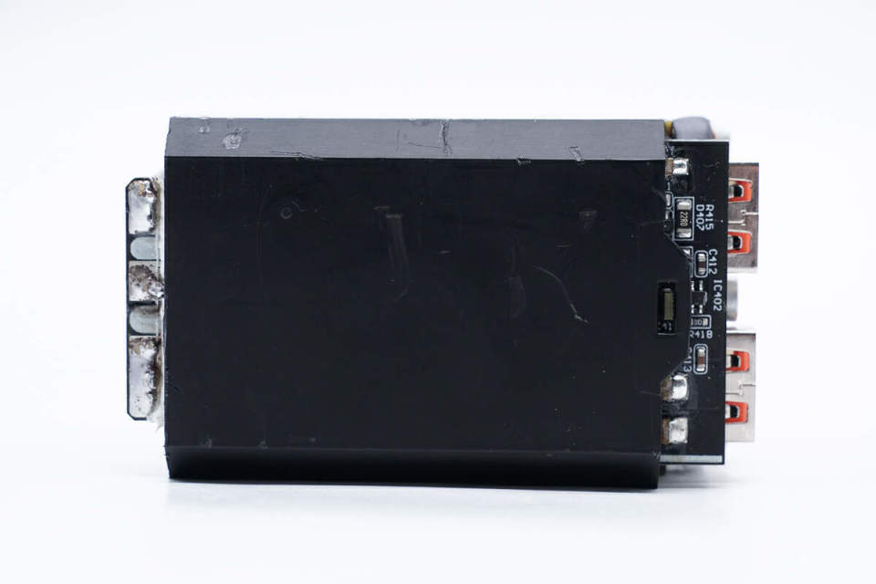 塑料外壳正面露出pcb,设有电源开关按键和指示灯.另一侧为交流输入端.