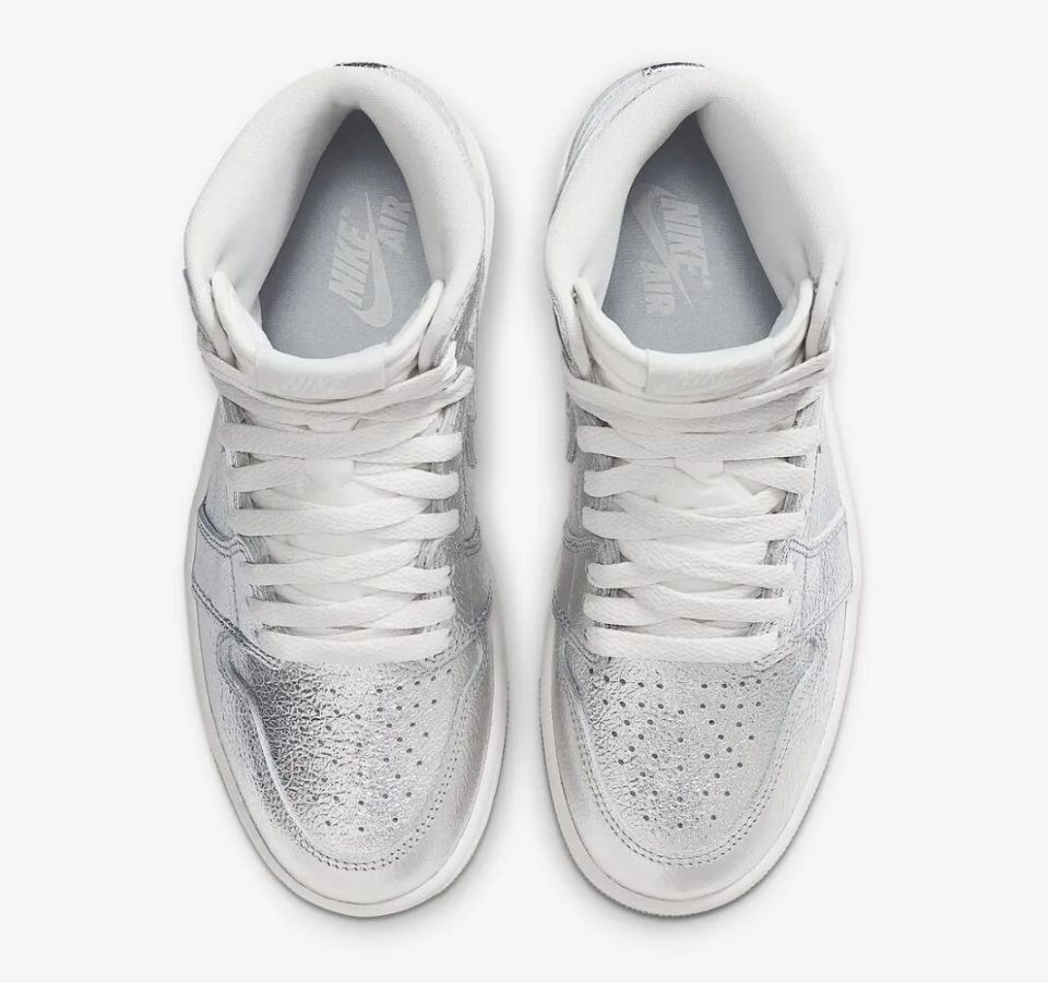 铺满整个鞋面的银色确实不多见,再配合荔枝纹压印,以及金属飞翼 logo