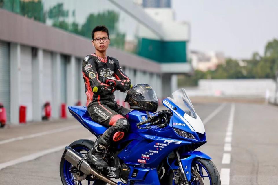 现实版"飞驰人生":广东摩托车手凭"散装"配件夺冠之路