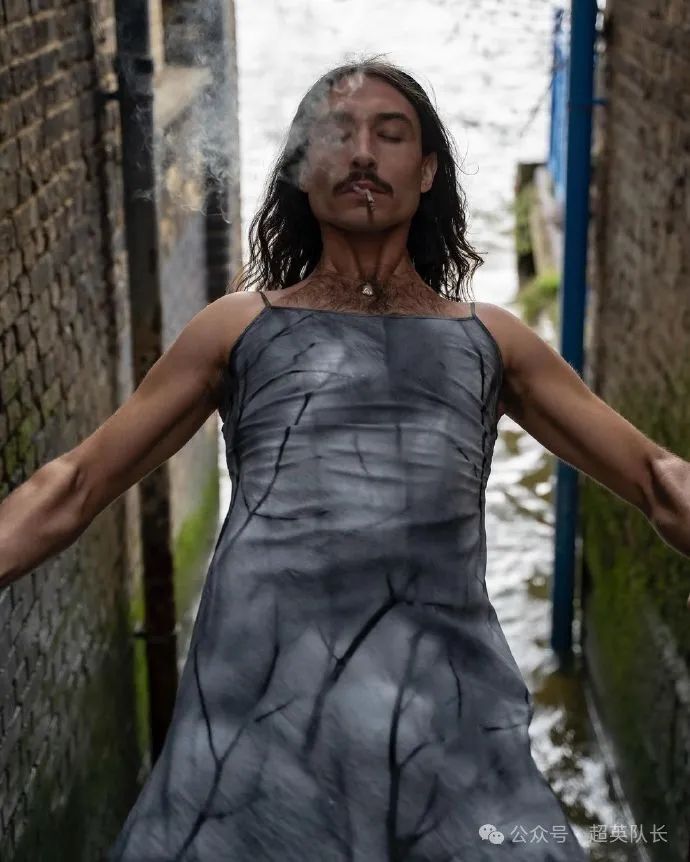 闪电侠埃兹拉·米勒最新照片,连衣裙高跟鞋长发叼着烟_腾讯新闻