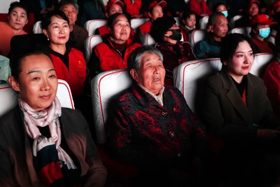 哈密本土原创话剧《哈密精神》在南粤文化中心倾情上演!