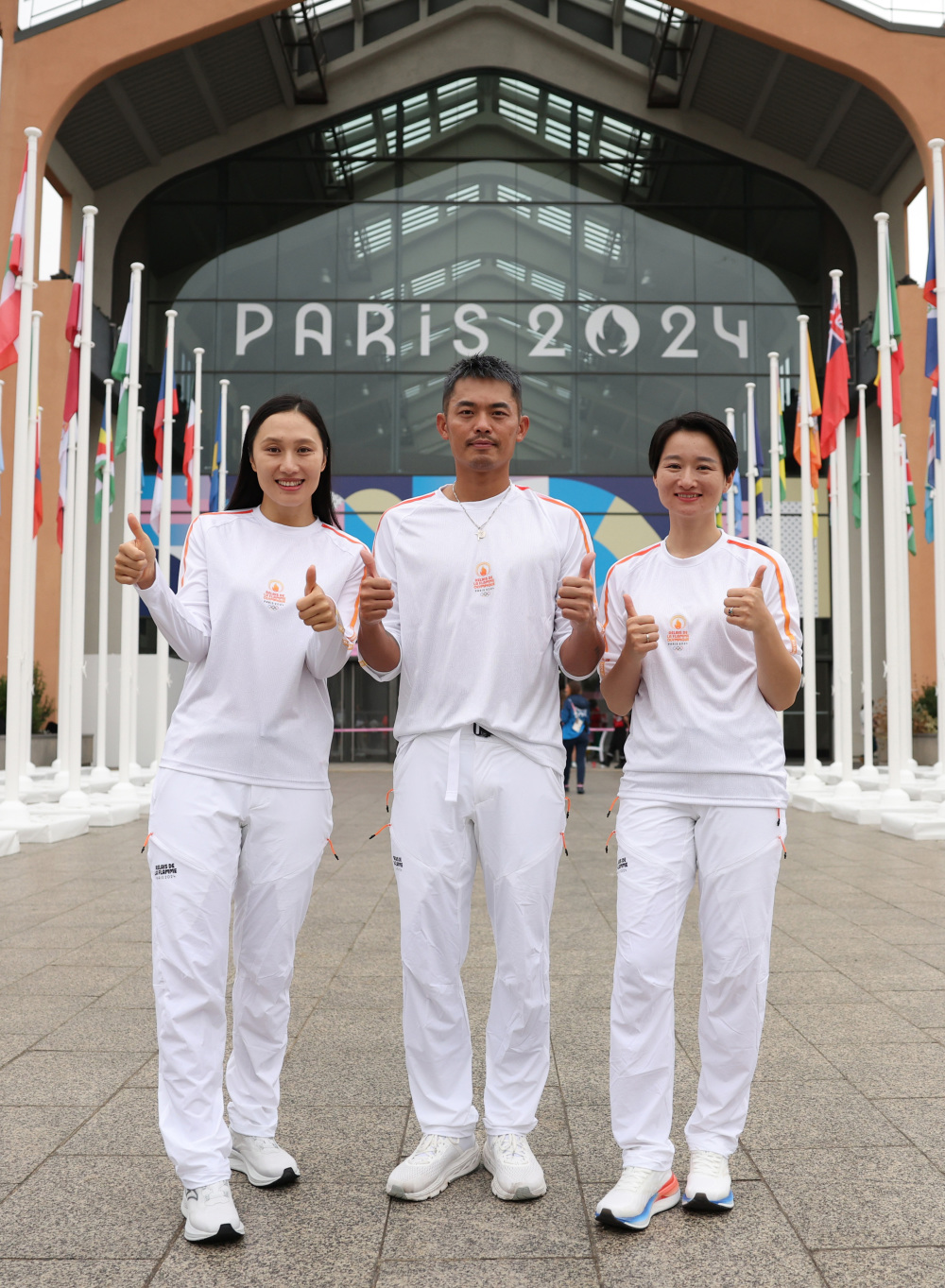 羽毛球奥运冠军林丹(中)和中国跆拳道奥运冠军吴静钰在火炬传递后合影