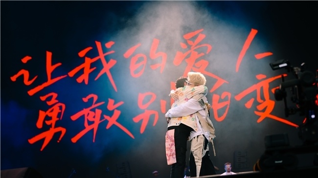 艾热AIR&王以太首次体育馆官宣！2026「太热爱」巡回演唱会即将开启！_腾讯新闻