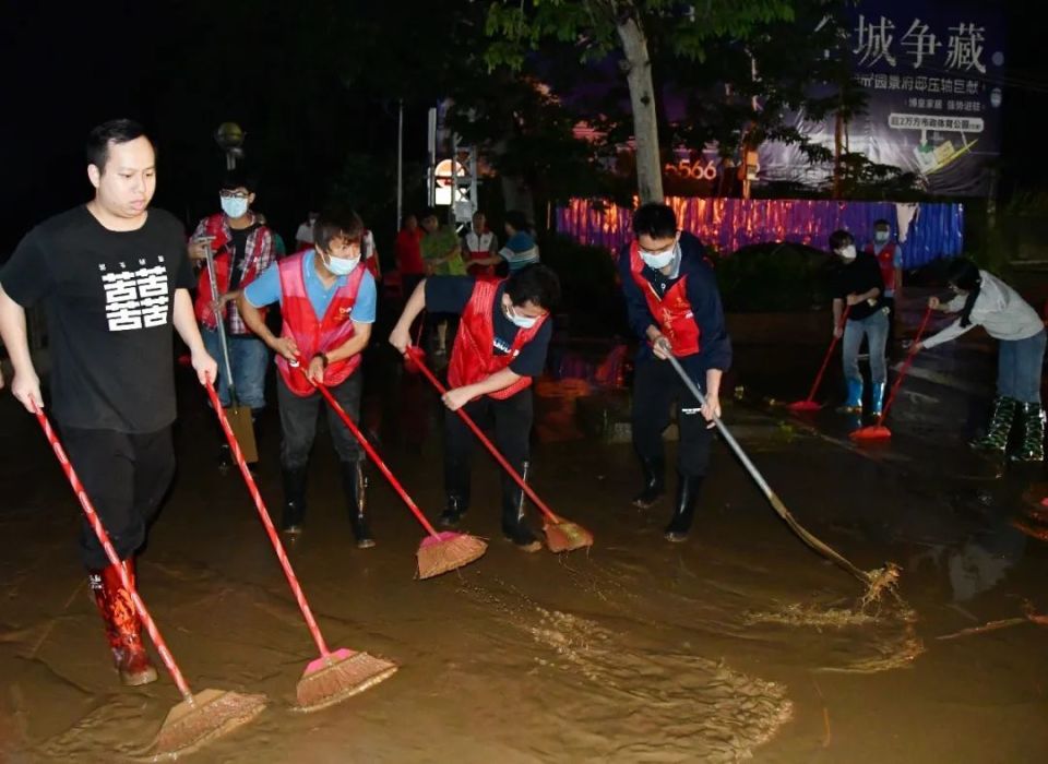 "水退到哪里,环境清理到哪里,消杀到哪里",肇庆怀集党员干部连夜开展