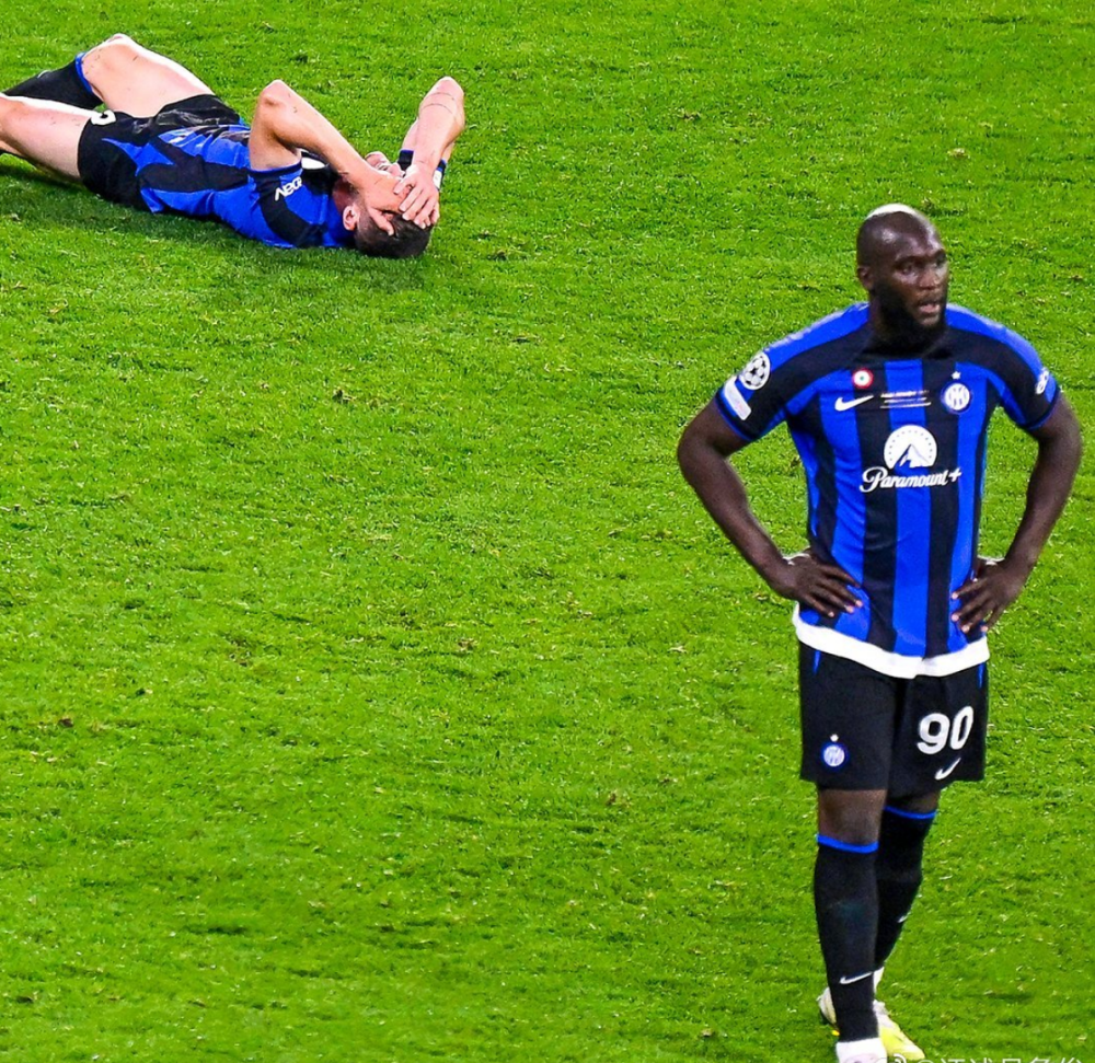 楚庄王卢卡库门线用脚挡住队友必进头球他不到曼城庆功宴不敢开席