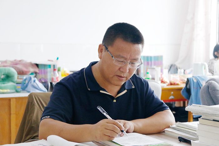 躬耕教坛强国有我双向奔赴共筑未来记辽阳县第一高级中学教师孙荣新