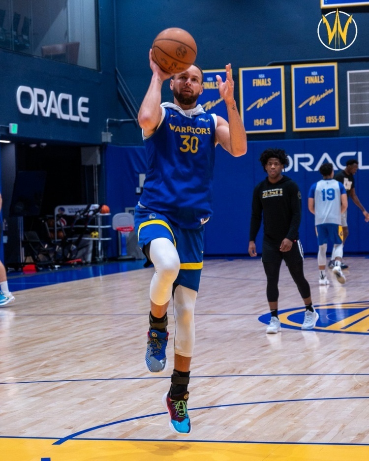 状态不错库里今日与圣克鲁兹勇士球员一起参加训练